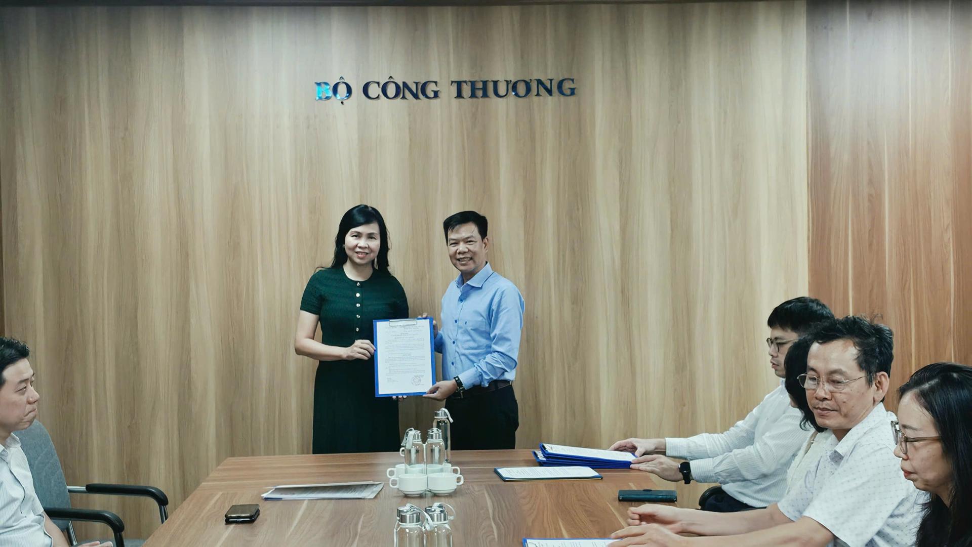 Lễ trao Quyết định bổ nhiệm Giám đốc Trung tâm Phát triển thương mại điện tử