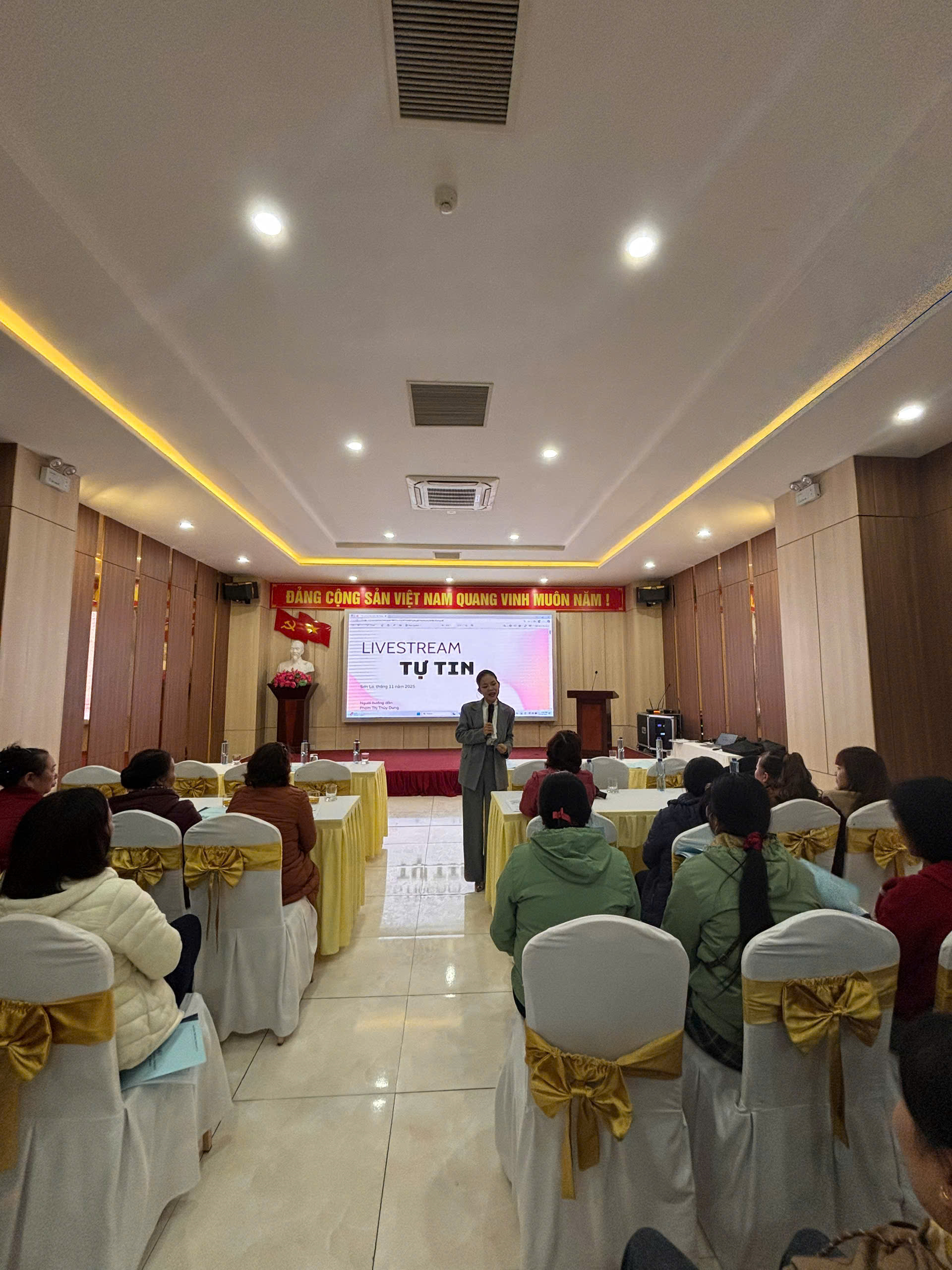 Sơn La tập huấn kỹ năng livestream cho doanh nghiệp và tiểu thương, thúc đẩy ứng dụng thương mại điện tử