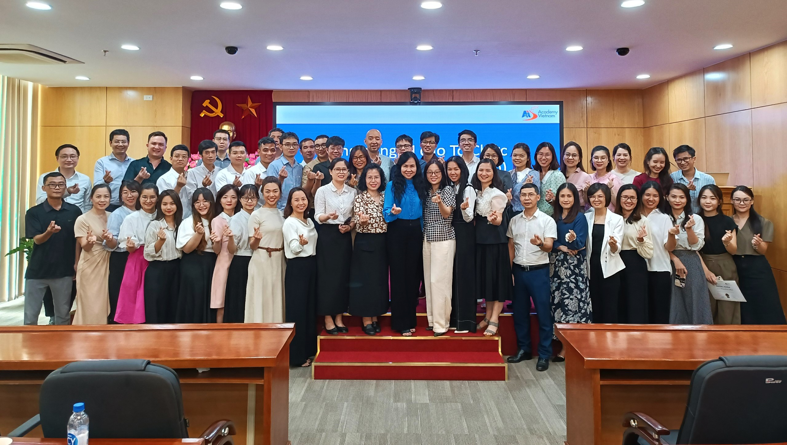 Công chức, viên chức Cục Thương mại điện tử và Kinh tế số sôi nổi học tập, tìm hiểu về trí tuệ nhân tạo