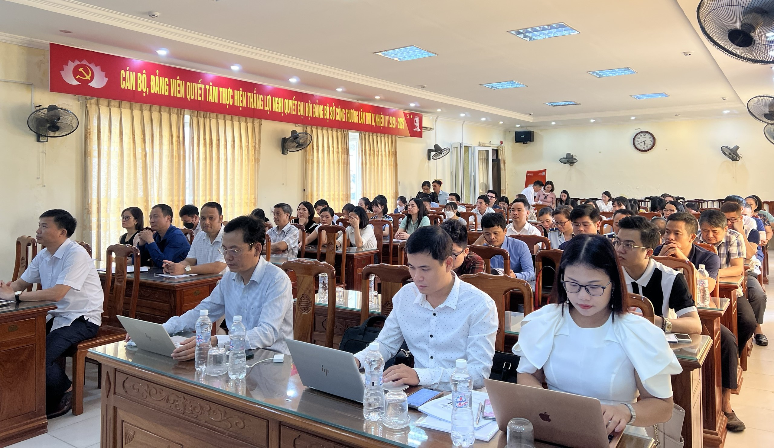 Phát triển nguồn nhân lực thương mại điện tử tại Hà Nam