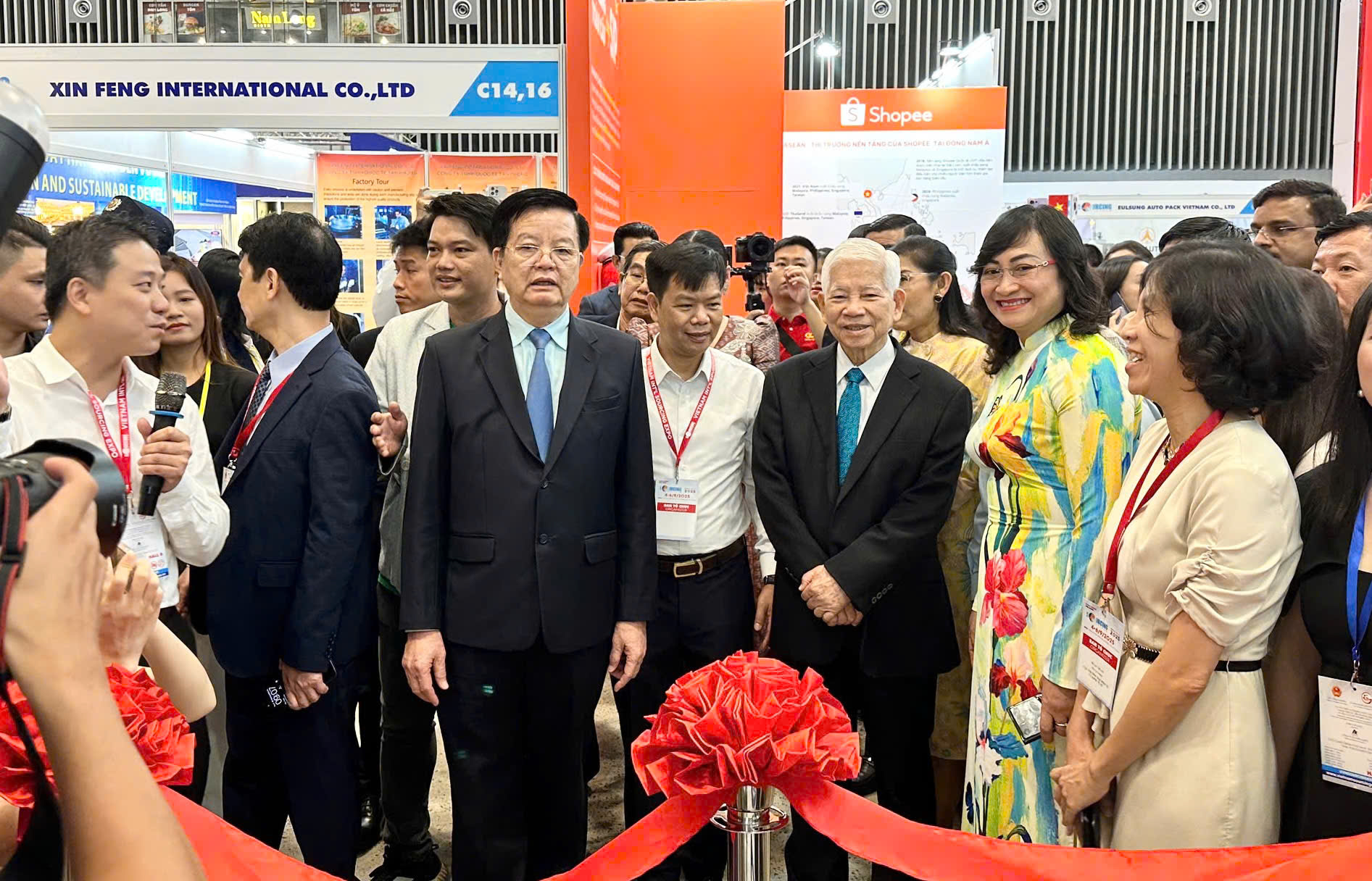 Khu trưng bày ứng dụng thương mại điện tử và công nghệ số thu hút sự quan tâm tại Vietnam International Sourcing Expo 2025